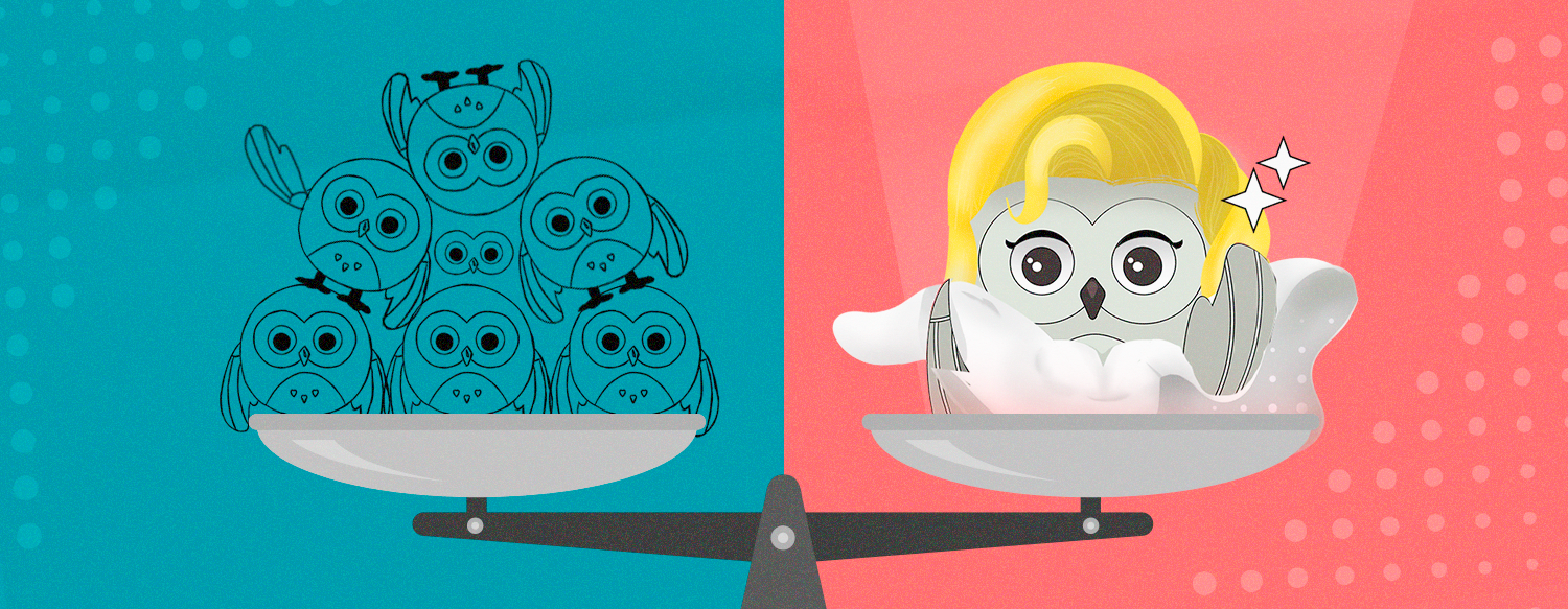 Uma balança, de um lado, várias Minas simples, do outro, uma Mina especial